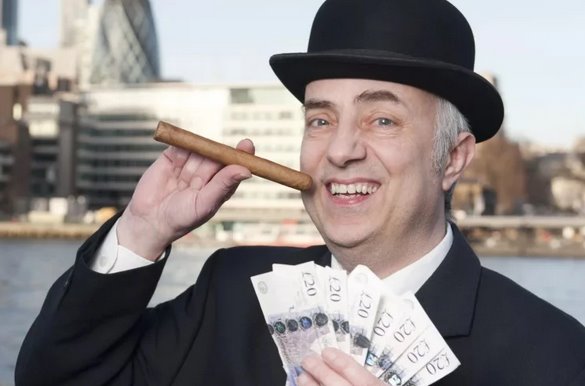 Человек в стильном костюме улыбается на фоне портретной фотографии, дым объемно.